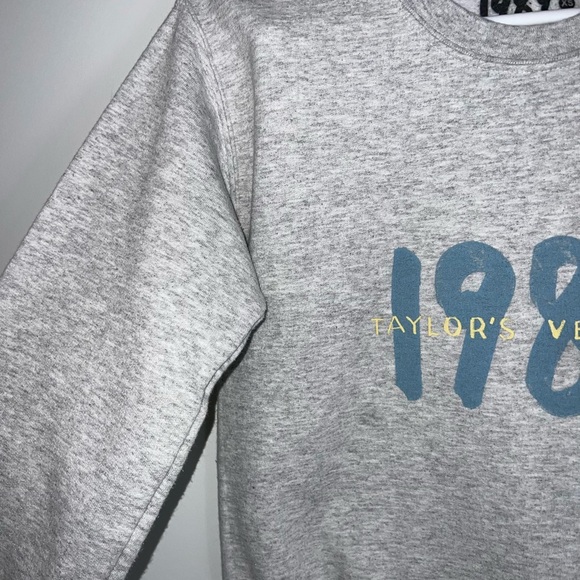 Taylor Swift Gray Crewneck Sweater xs - Picture 4 of 14